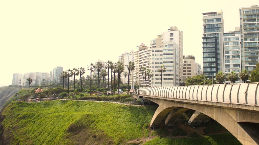 ¿Cuánto cuesta un departamento en Lima y por qué los precios varían tanto entre distritos?
