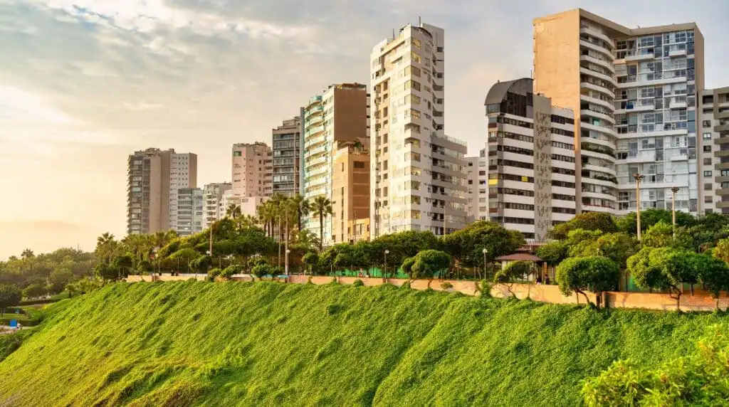 En esta guía, descubrirás qué es un edificio residencial y las características clave de un edificio residencial moderno.